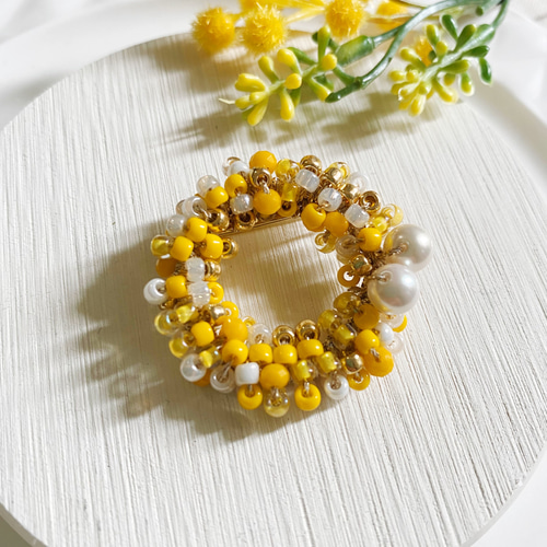 ミモザイエロー ビーズクロッシェのリースブローチ ♪卒業入学