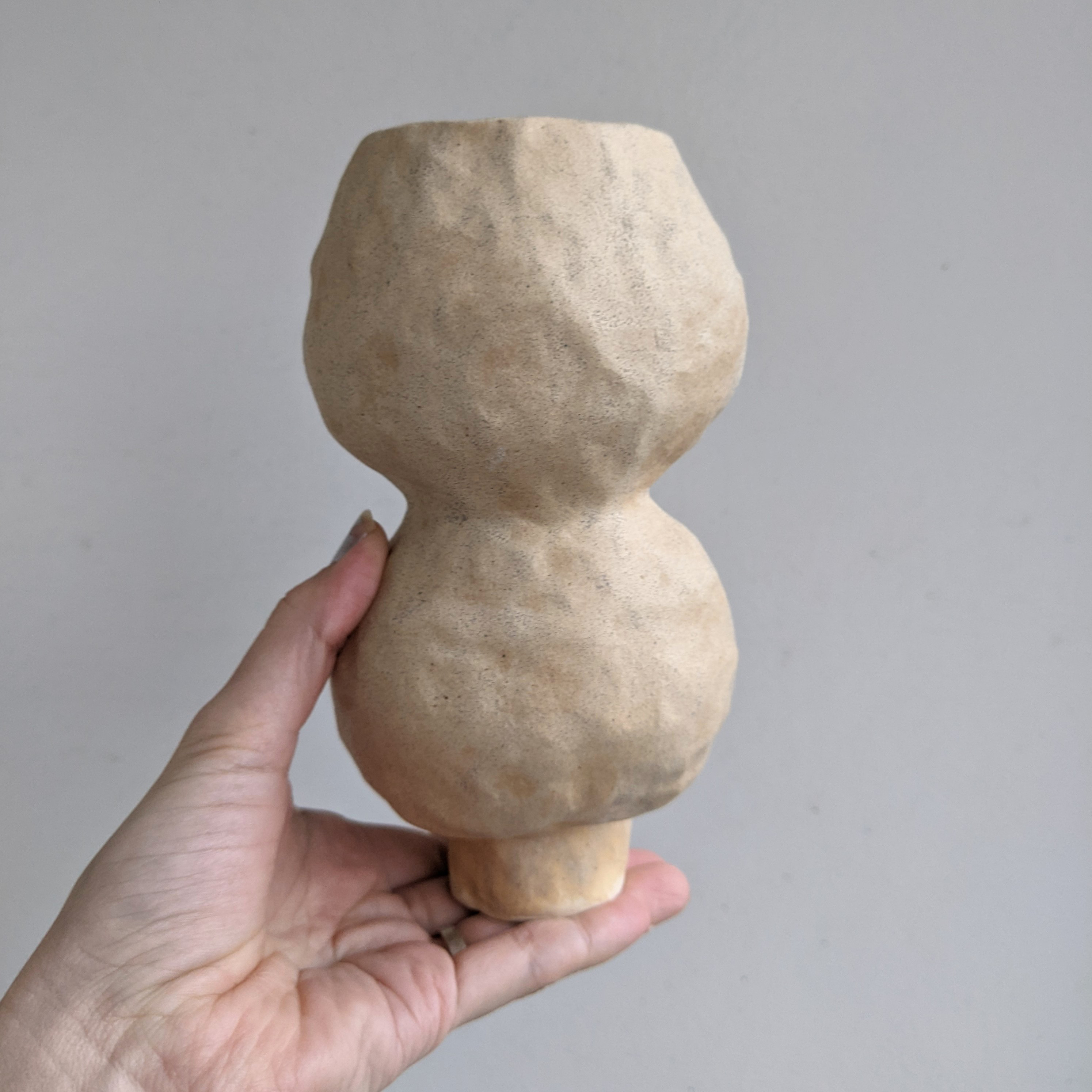 Sandy ball silhouette flower vase