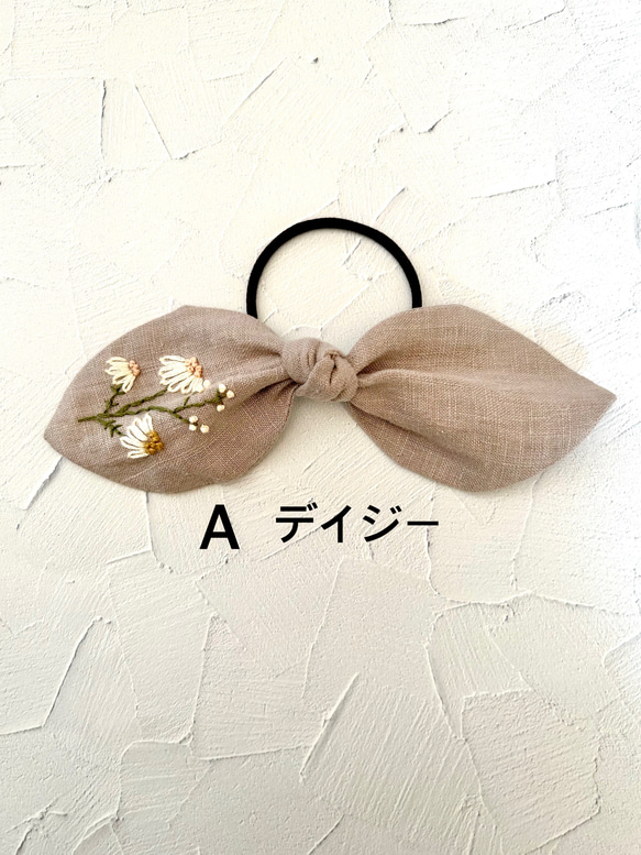 手刺繍のお花　リネンのヘアゴムリボン 2枚目の画像