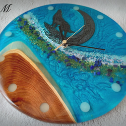ウッド レジン 壁掛け時計 蓄光 (ウルフ / 夜空 / 天の川 / ブルー)　【1点もの】 3枚目の画像