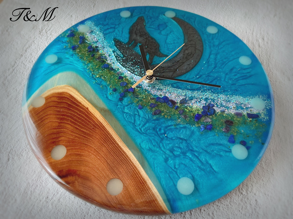 ウッド レジン 壁掛け時計 蓄光 (ウルフ / 夜空 / 天の川 / ブルー)　【1点もの】 3枚目の画像