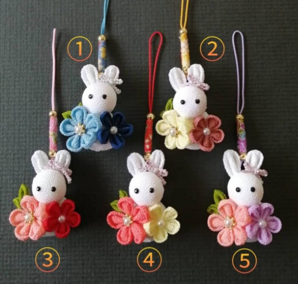 小さなうさぎ　ストラップ つまみ細工 うさぎストラップ 根付ストラップ チャーム 干支 うさぎ
