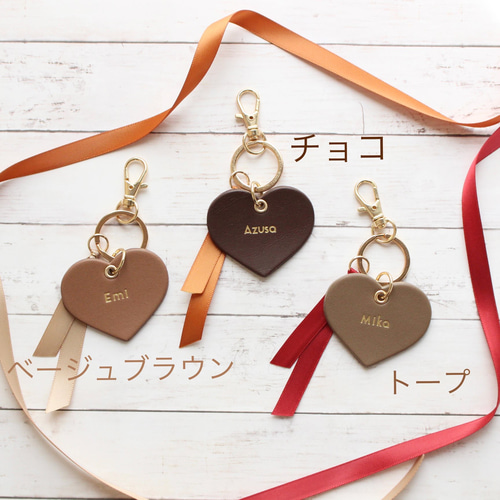 ベージュブラウンのハンドバッグ ホースチャームとハートチャーム ベージュブラウンのハンドバッグ ホースチャームとハートチャーム