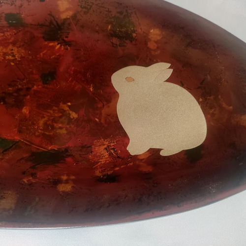 漆塗り うさぎ 盆 山田平安堂 出産内祝いギフト 丸盆 うさぎ 螺鈿 お盆 朱 : 漆器