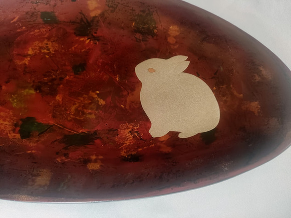 [皿・盆] 　変わった形の錦塗皿　「うさぎ」　木製漆塗 2枚目の画像