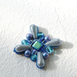 タティングレースのビーズ刺繍ブローチ（タティングレース/青/水色/ブルー/ビーズ刺繍） 2枚目の画像
