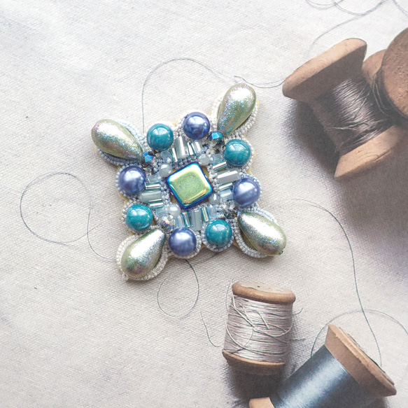 【限定１点】タティングレースのビーズ刺繍ブローチ（タティングレース/青/水色/ブルー/ビーズ刺繍） 3枚目の画像
