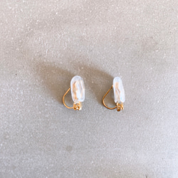 アメリカンフラワー アシンメトリー イヤリング イヤーカフ ワイヤー 乳白色 ゴールド ウェディング ブライダル 6枚目の画像
