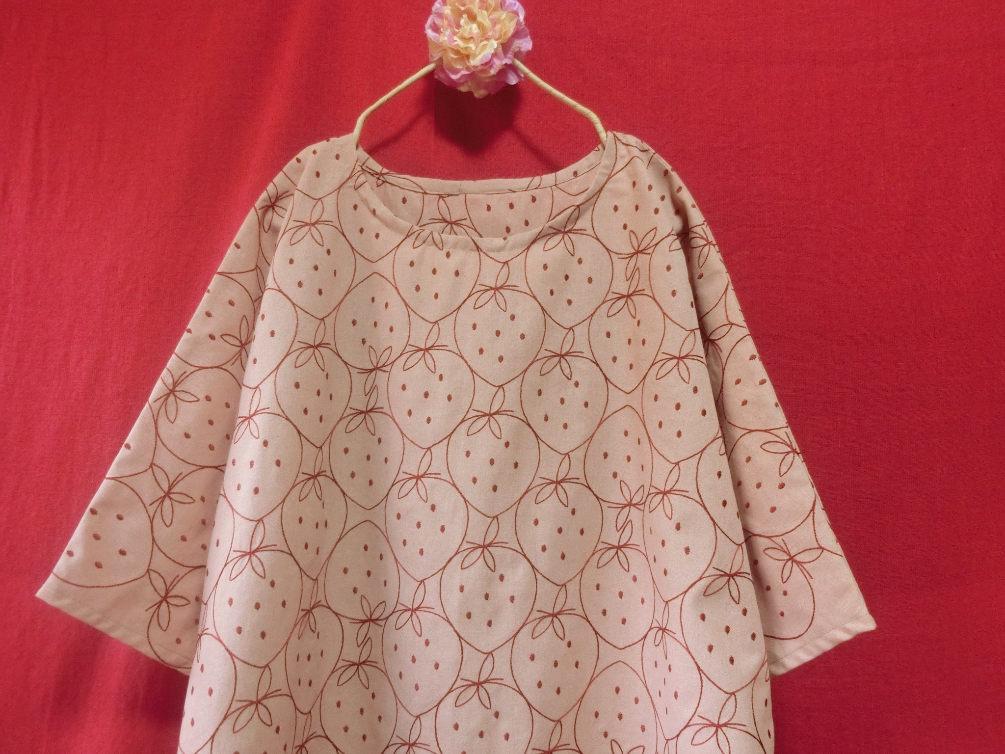 （ロング丈）いちご刺繍 ゆったりワンピース　pink