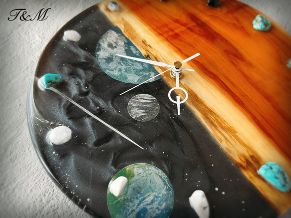 宇宙 ウッド レジン 壁掛け時計 (宇宙 / 星 / 惑星 / 地球 / 彗星 / スプレーアート )　【1点もの】 6枚目の画像
