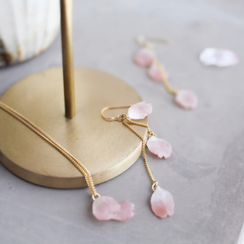 ひらひら桜の花びらピアス｜イヤリング｜No.185 イヤリング