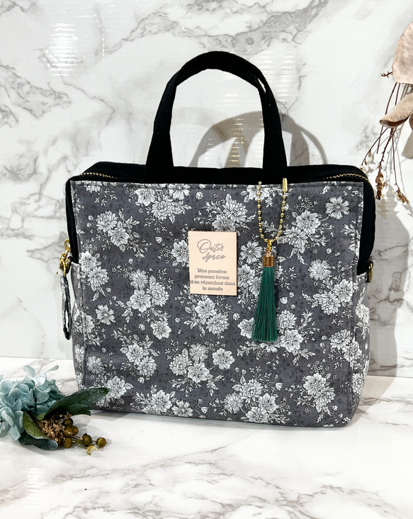 マスカラが縦に入る！大容量スタンディングメイクポーチ❤️グレー花柄  