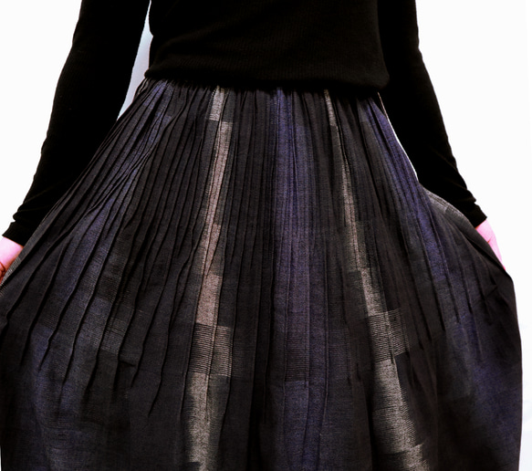 再2☆手織り綿絣ピンタックロングスカート、インディゴブラック、オールシーズン 8枚目の画像