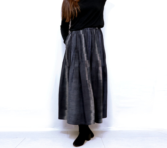 再2☆手織り綿絣ピンタックロングスカート、インディゴブラック、オールシーズン 2枚目の画像