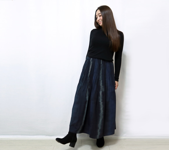 再2☆手織り綿絣ピンタックロングスカート、インディゴブラック、オールシーズン 4枚目の画像