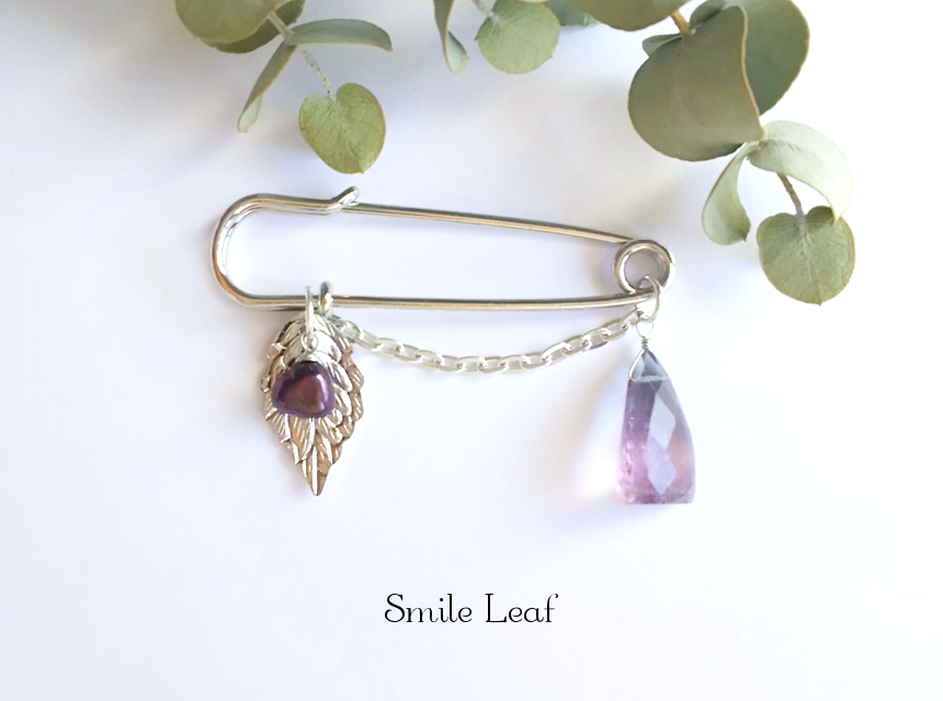 フローライトと淡水パールのアンティーク風ブローチ