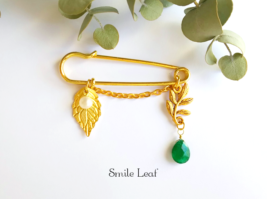 エメラルドと淡水パールのアンティーク風ブローチ