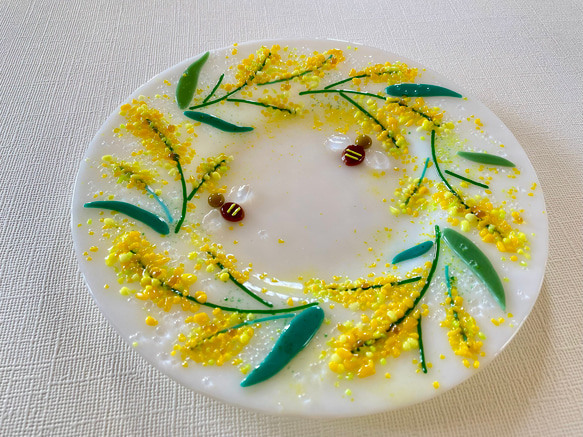 春を彩るミモザの絵皿　ガラス工芸　フュージング 5枚目の画像