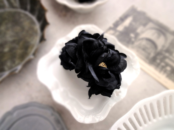 花びらのポニーフック ■ ライラックのふんわりシルエット ■ 漆黒 ブラック 1枚目の画像