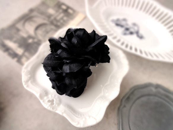 花びらのポニーフック ■ ライラックのふんわりシルエット ■ 漆黒 ブラック 3枚目の画像