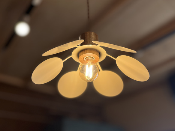 はなびらペンダント照明 1枚目の画像