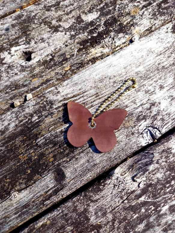 可愛い 蝶 の ラインストーン 付き  キーホルダー  レザーチャーム  牛革 3枚目の画像