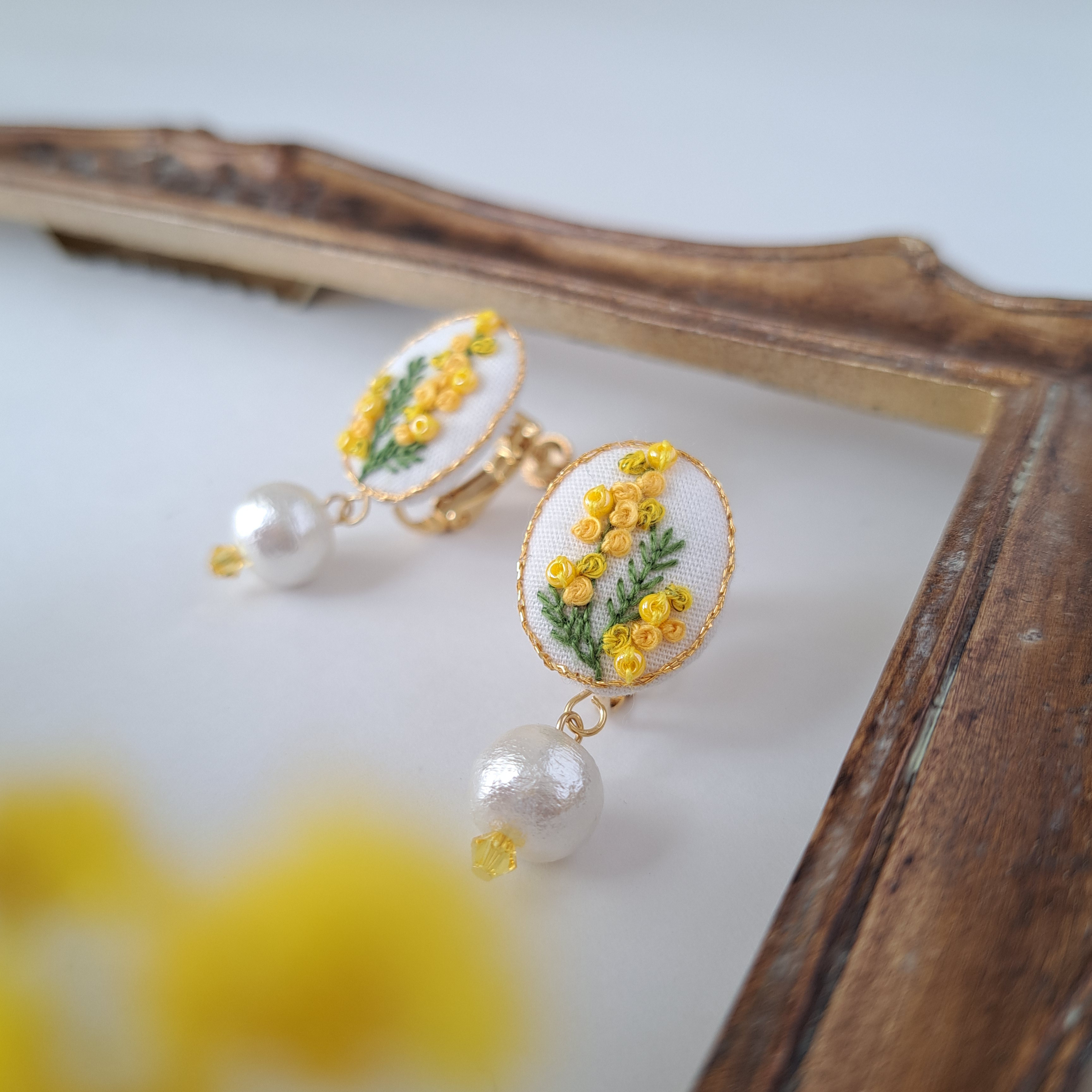 （１点もの）日本の連続模様を刺繍したゴールド系の綺麗めイヤリング 華やかな明るい気持ちに ミモザ刺繍 イヤリング/ピアス 大人ナチュラル