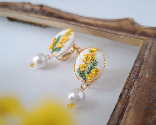華やかな明るい気持ちに ミモザ刺繍 イヤリング/ピアス 大人ナチュラル