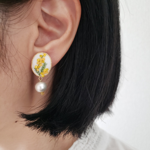 ミモザとお花チェーンのピアス／イヤリング ピアス（フック
