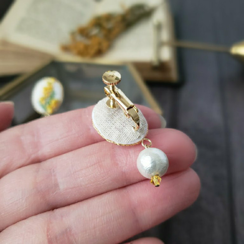 華やかな明るい気持ちに ミモザ刺繍 イヤリング/ピアス 大人ナチュラル