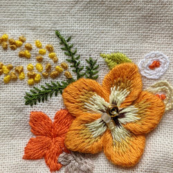 お花の立体刺繍付きミニポーチ 2枚目の画像