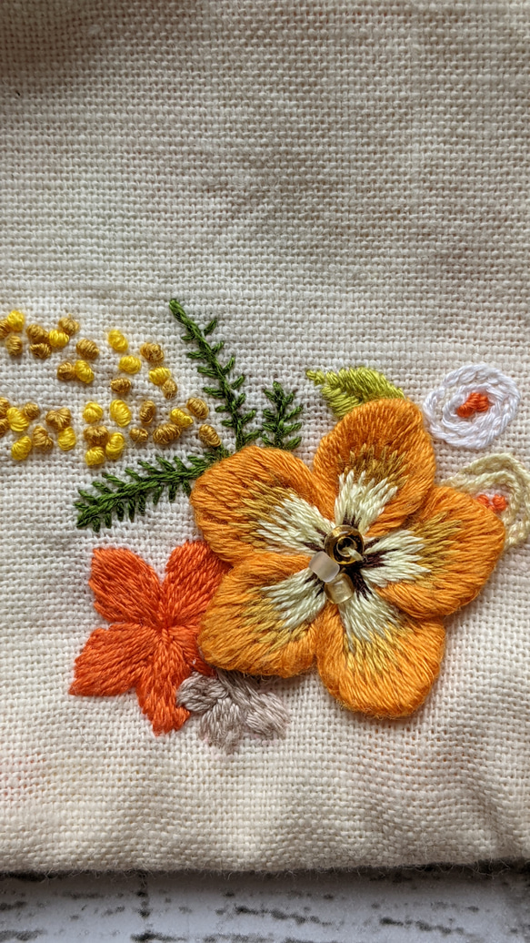 お花の立体刺繍付きミニポーチ 2枚目の画像