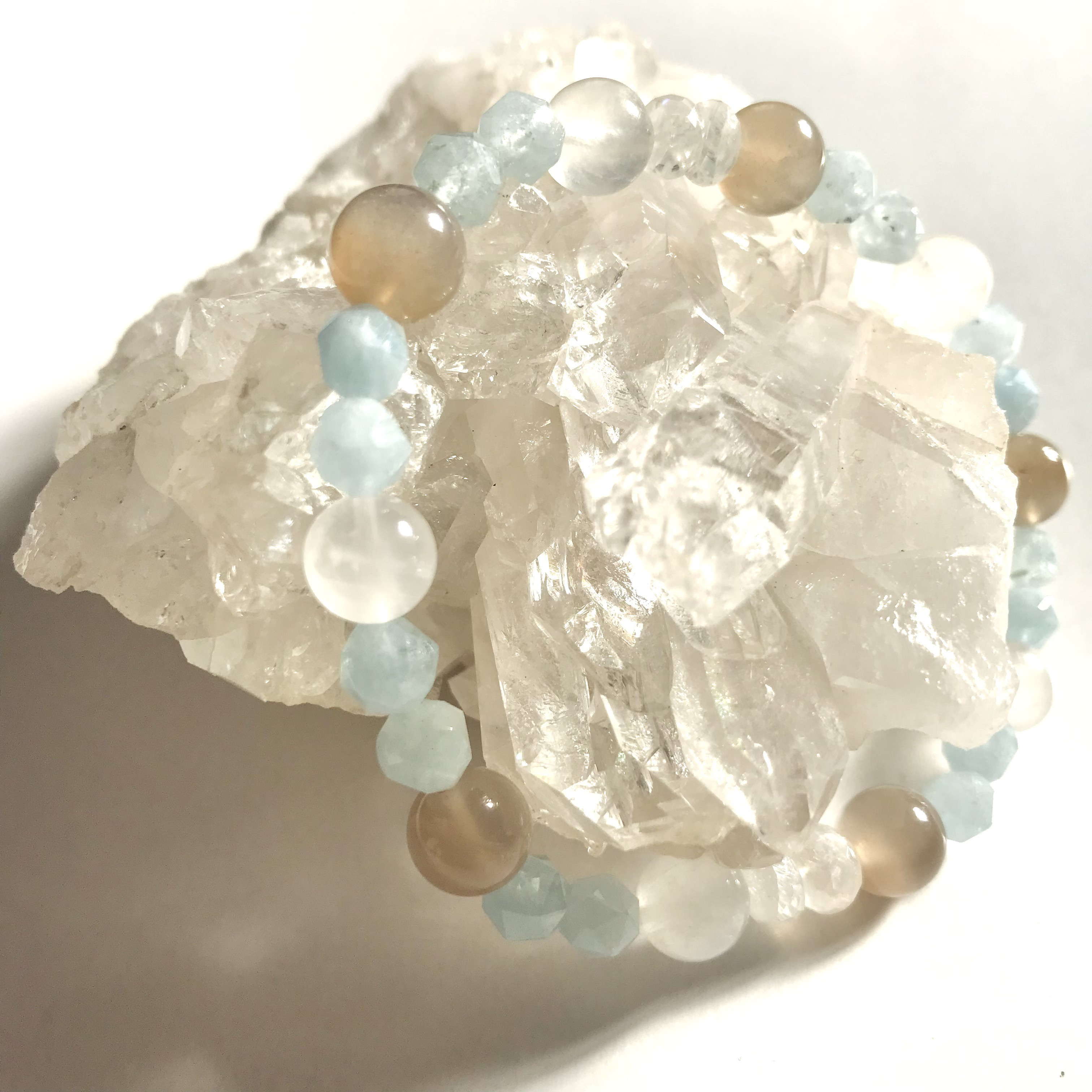 幸せを運んでくる　天然石のブレスレット　アクアマリン　ムーンストーン