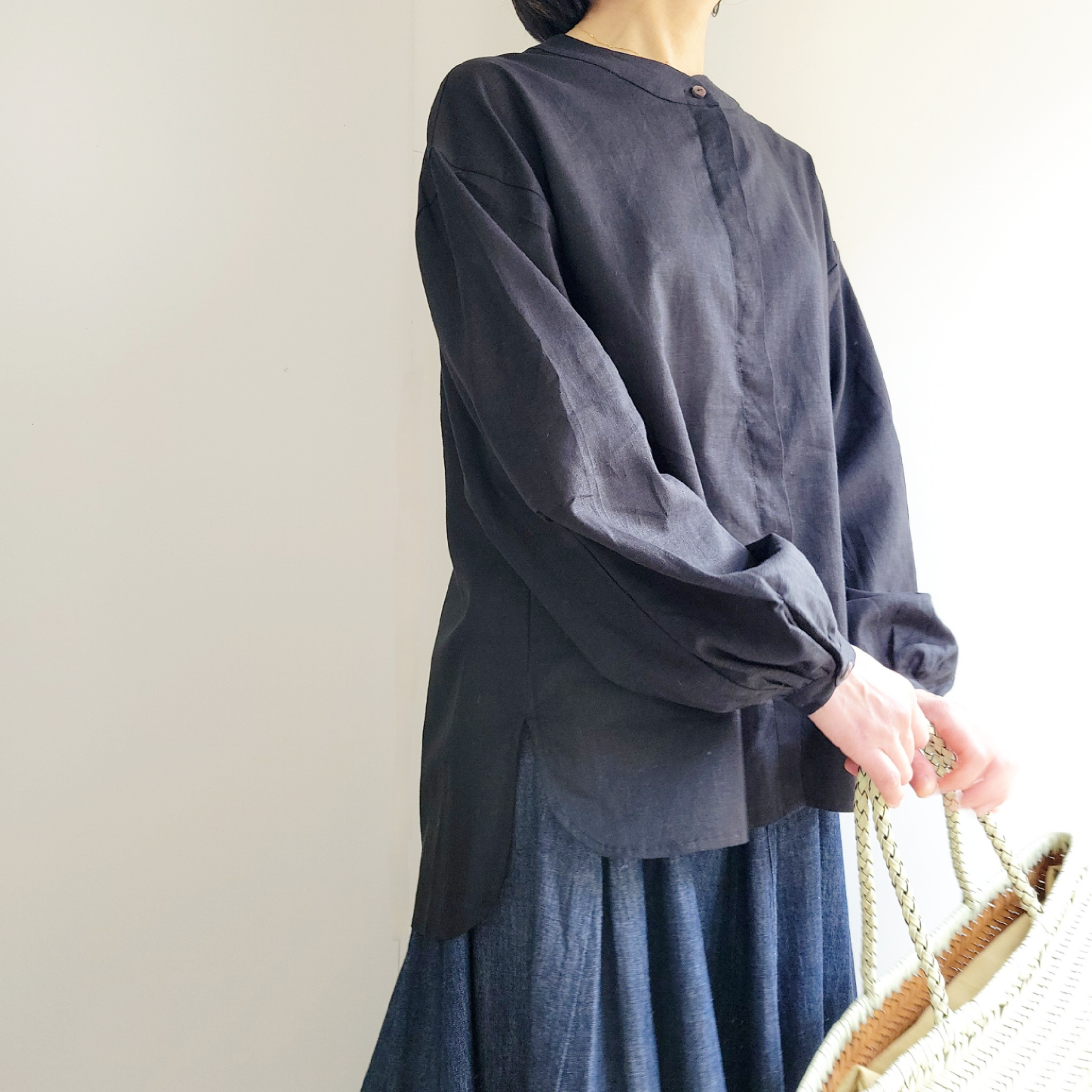【在庫のみ販売】上品なリネンレーヨンのバルーン袖シャツ シンプルカジュアルオフィスにも ブラック