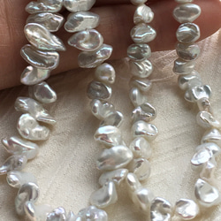 完売です　#393 keshi 湖水真珠　【6個】メタリック白ケシ　6.7×4ミリ　天然色メタリック白　高品質淡水真珠 1枚目の画像