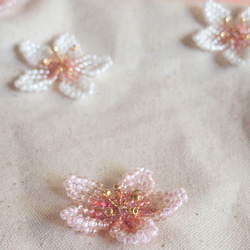 桜のビーズ立体刺繍スマホショルダー 3枚目の画像
