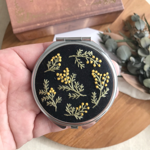 手鏡 刺繍 コンパクトミラー】ミモザ／黒 手鏡 kohana 通販 15510419