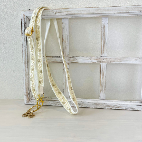 White× Flower 刺繍リボンのスマホショルダー 2枚目の画像