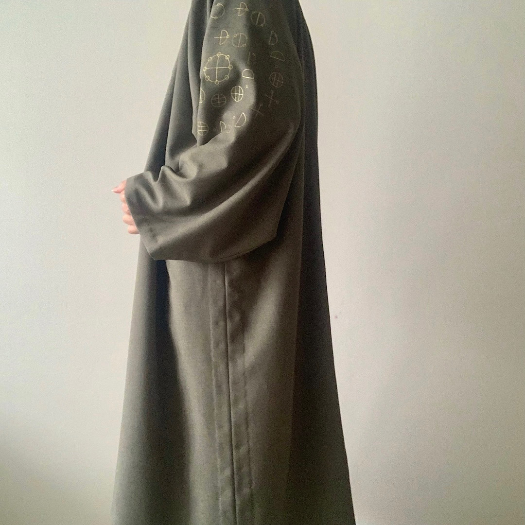 着物風ガウン　海松色×古代文字