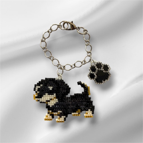 ダックスフンドと肉球のバッグチャーム デリカビーズ織りバッグ