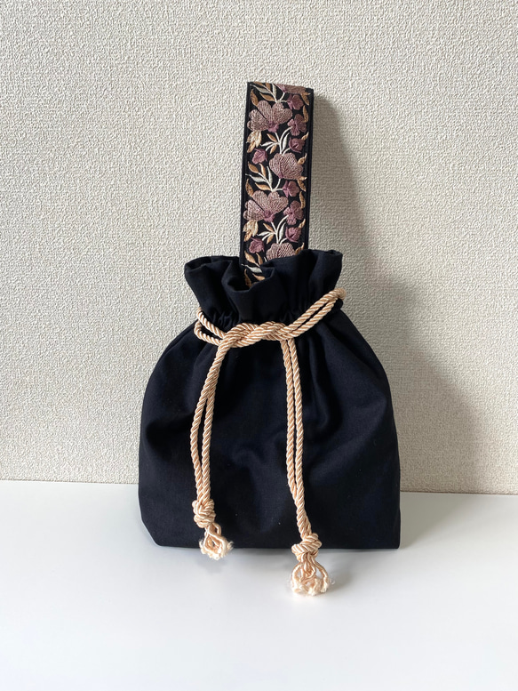 再販開始！YONE　インド刺繍ワンハンドル　 パープル　巾着バッグ　お散歩りぼん　黒　バック　bag　紫　花　母の日 2枚目の画像
