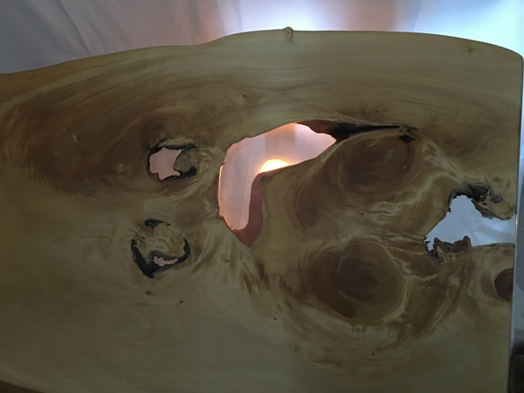 天板(無垢イチョウ)、脚(無垢ホワイトオーク)のローテーブル。天板はレジンを使用した「池」を作りました。 10枚目の画像