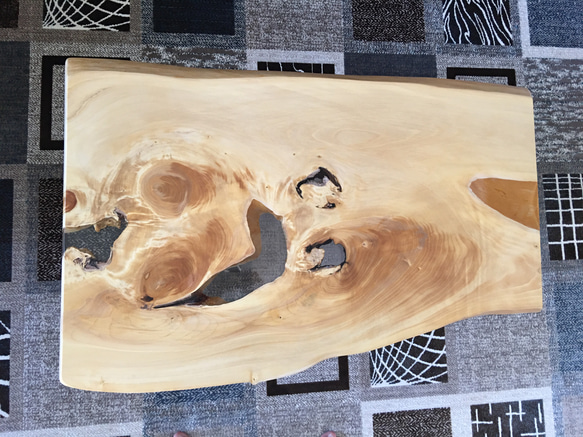 天板(無垢イチョウ)、脚(無垢ホワイトオーク)のローテーブル。天板はレジンを使用した「池」を作りました。 17枚目の画像