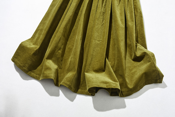 兼具俐落優雅與成人可愛的燈芯絨裙 黃綠色 230212-2 第2張的照片