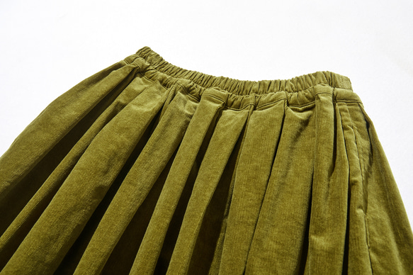 兼具俐落優雅與成人可愛的燈芯絨裙 黃綠色 230212-2 第3張的照片
