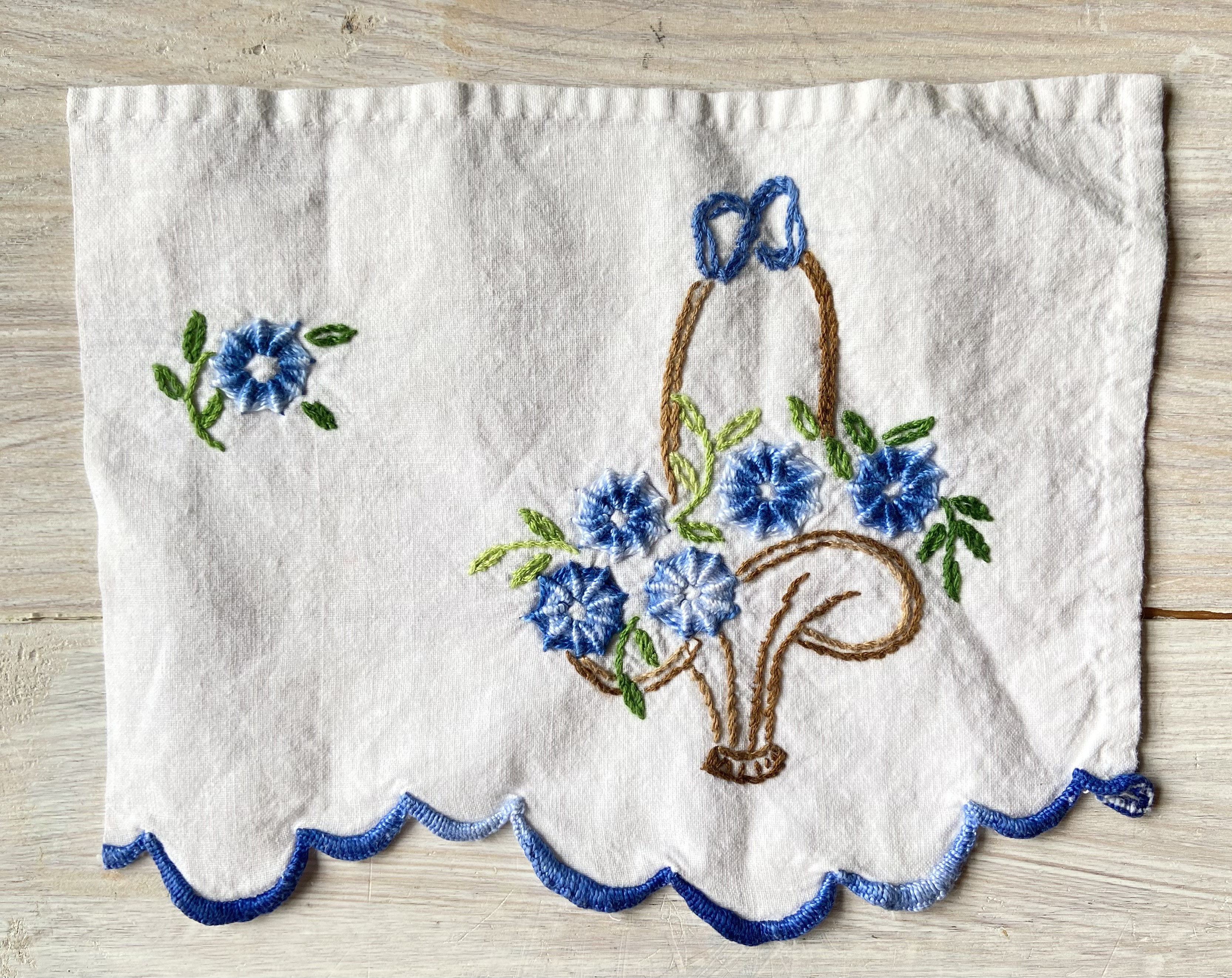 かわいい！フランスアンティーク＊ヴィンテージ ＊花カゴ刺繍