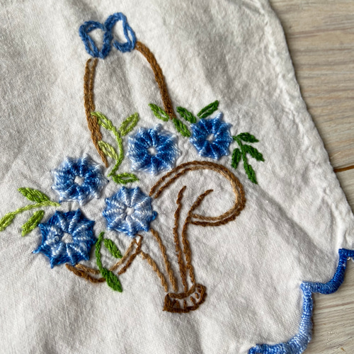 フランスアンティーク　ヴィンテージ*大きな花かご刺繍　ドイリー　かごカバー フランスアンティーク ヴィンテージ*大きな花かご刺繍 ドイリー
