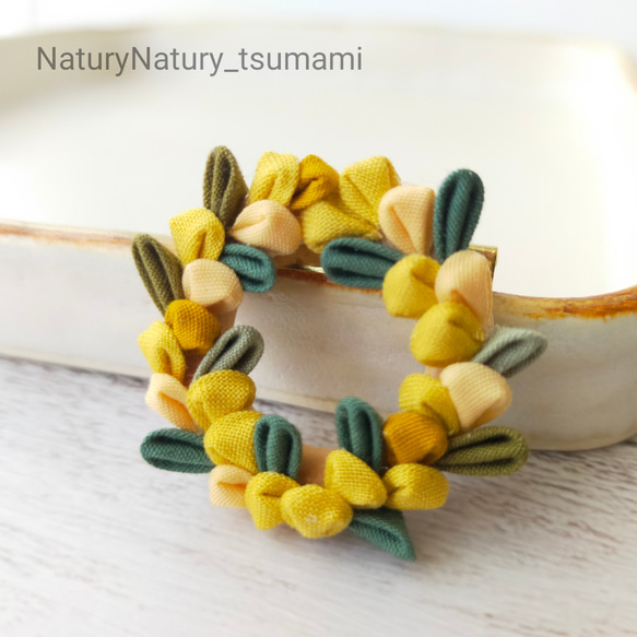 ミモザのリースブローチ✢つまみ細工✢ ブローチ NaturyNatury-tsumami