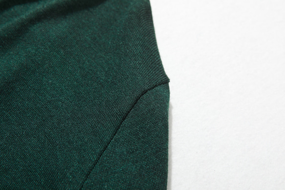 光滑優質的羊毛混紡套頭衫，適合日常穿著。深綠色。 230213-3 第8張的照片