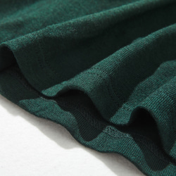 光滑優質的羊毛混紡套頭衫，適合日常穿著。深綠色。 230213-3 第4張的照片